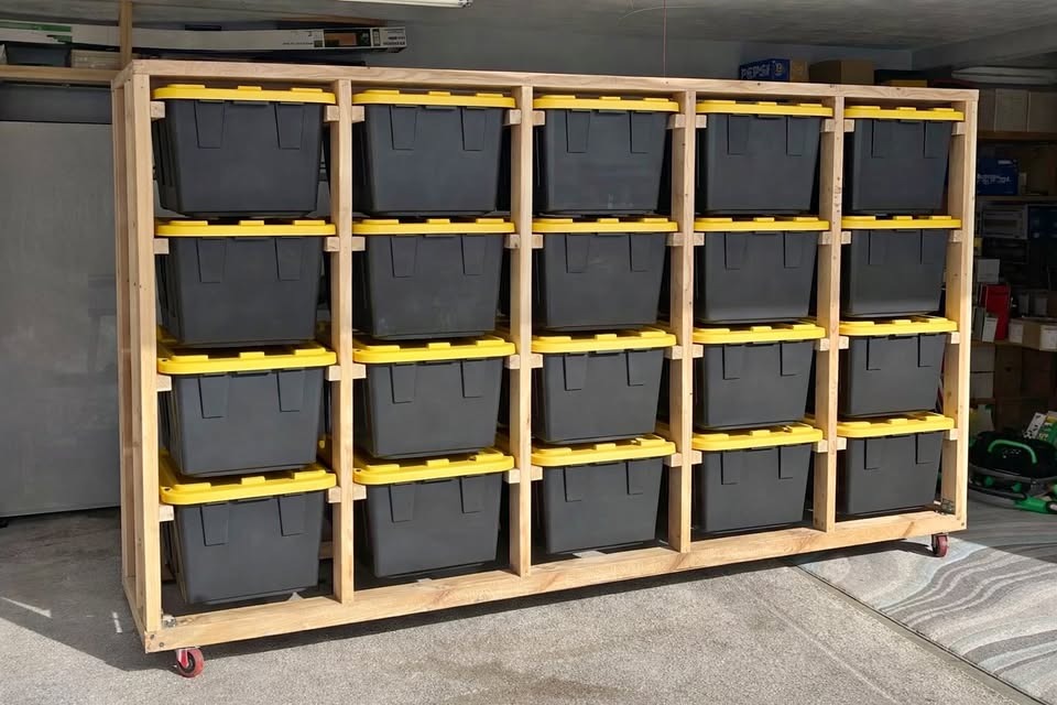 Open-frame tote rack on wheels